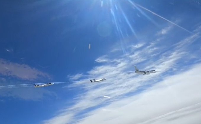 歼20护航轰-6N携带惊雷1巡航，六爷价值再次凸显，再飞20年？还是期待轰20呀