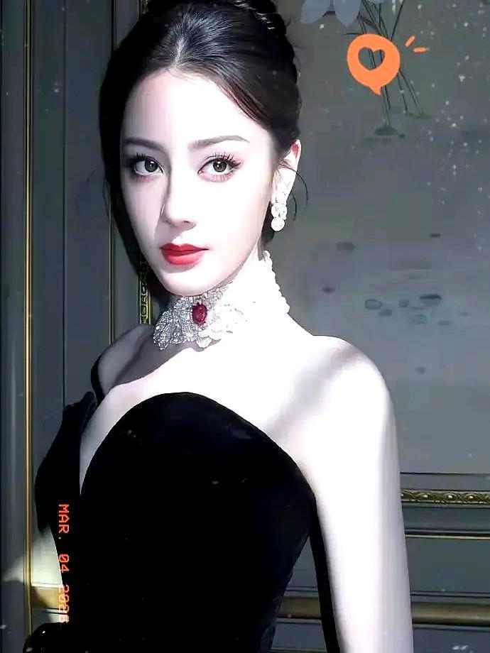 33岁不结婚的女人，到底能活得多体面？
 
春晚宜宾分会场，她穿浅蓝亮片人鱼裙惊