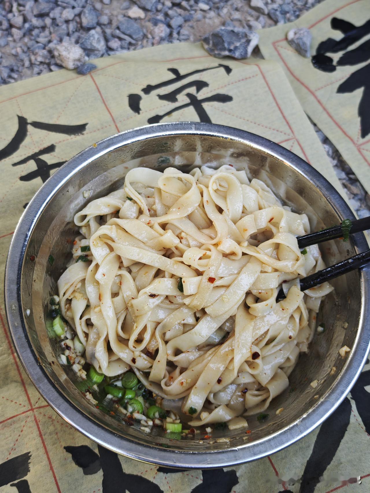 晒图笔记大赛今日晚饭，油泼面[爱慕][爱慕][爱慕]自己擀的面条🍜就是香，就是