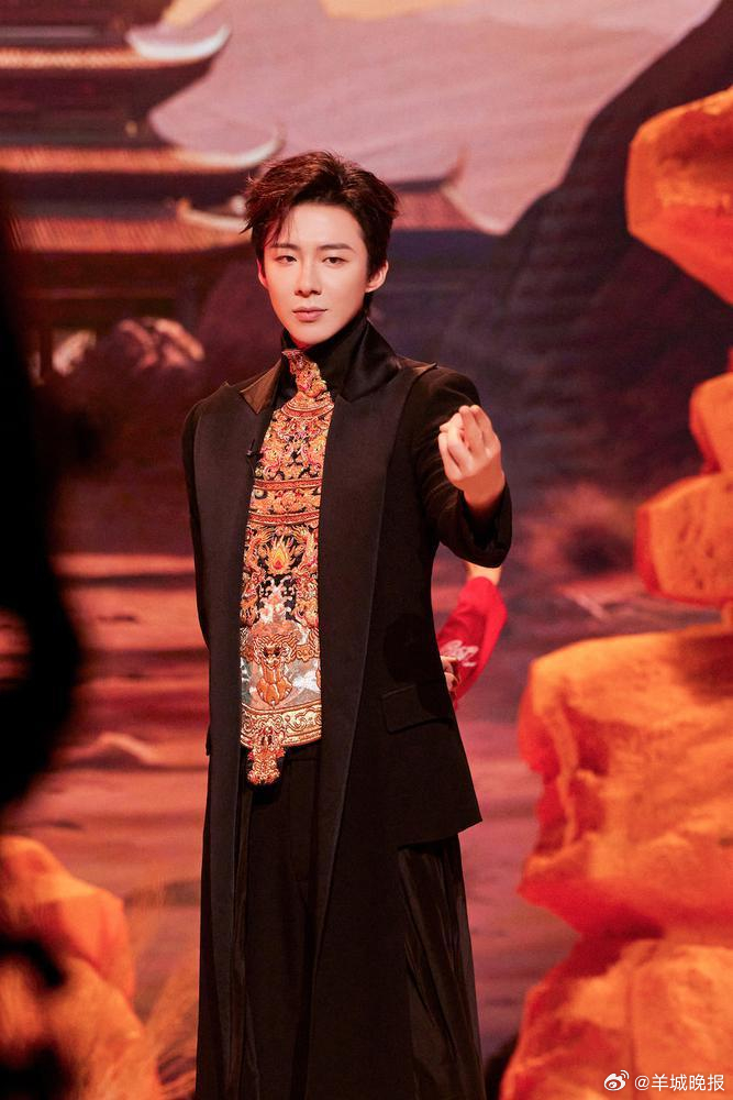 刘诗诗【#刘诗诗11年才上一次综艺#】近期，《一念关山》剧组相会“好六街”，、、