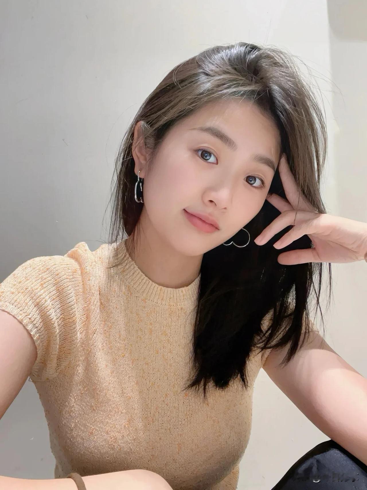 眼神里的故事，比背景更耐看。今日分享