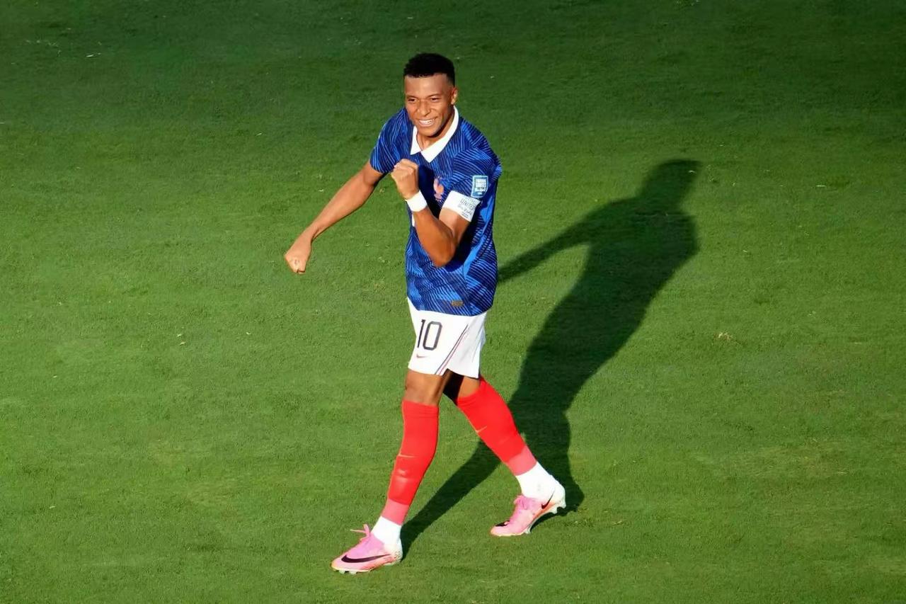 疯狂的3-0！世界杯巨星狂欢，姆巴佩6球追平梅西，死亡之组全死了

比分牌上那个