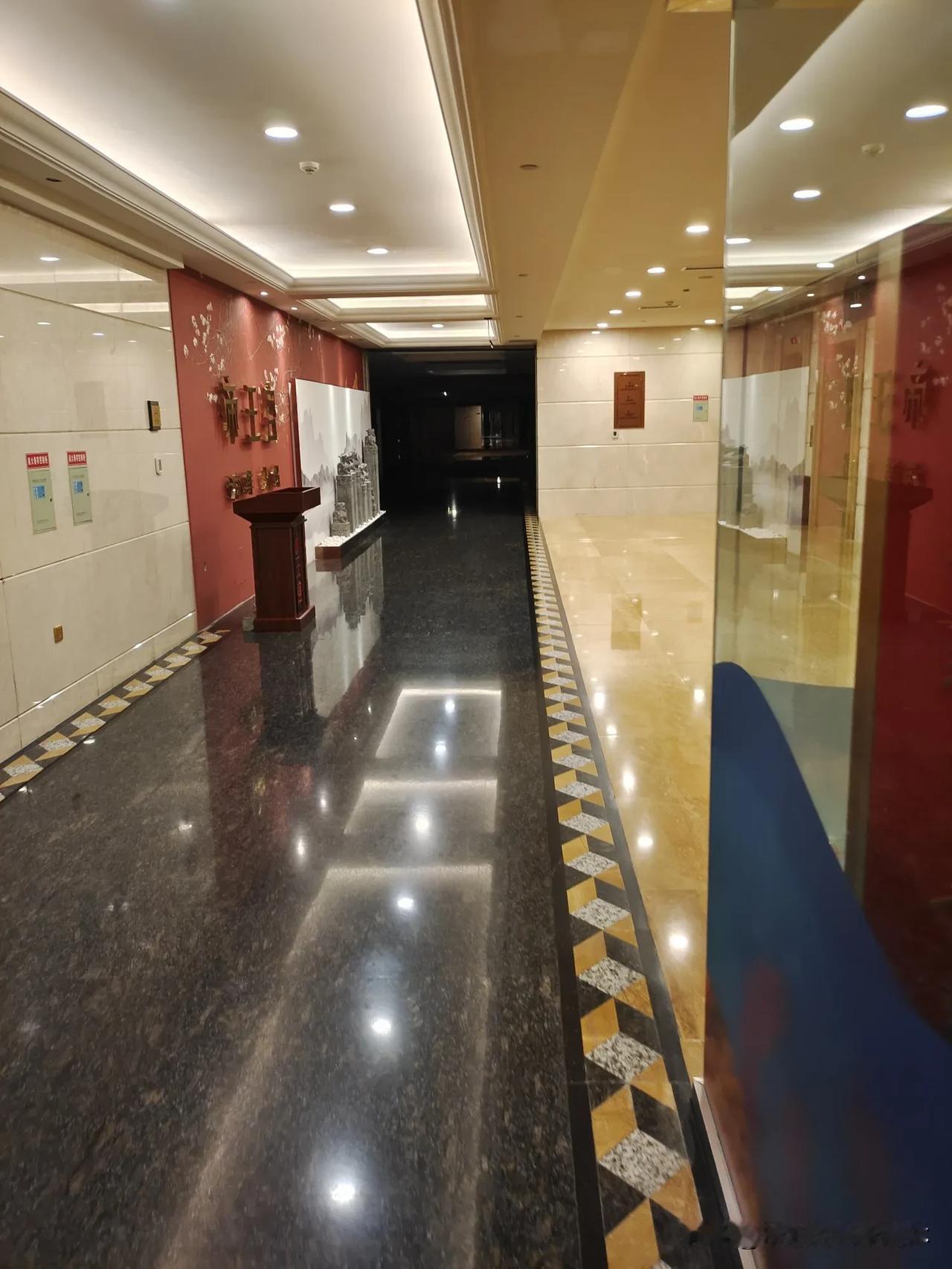 《😲北方经济萧条？这家五星级酒店周日竟然空无一人！》

😲家人们，你们敢信吗