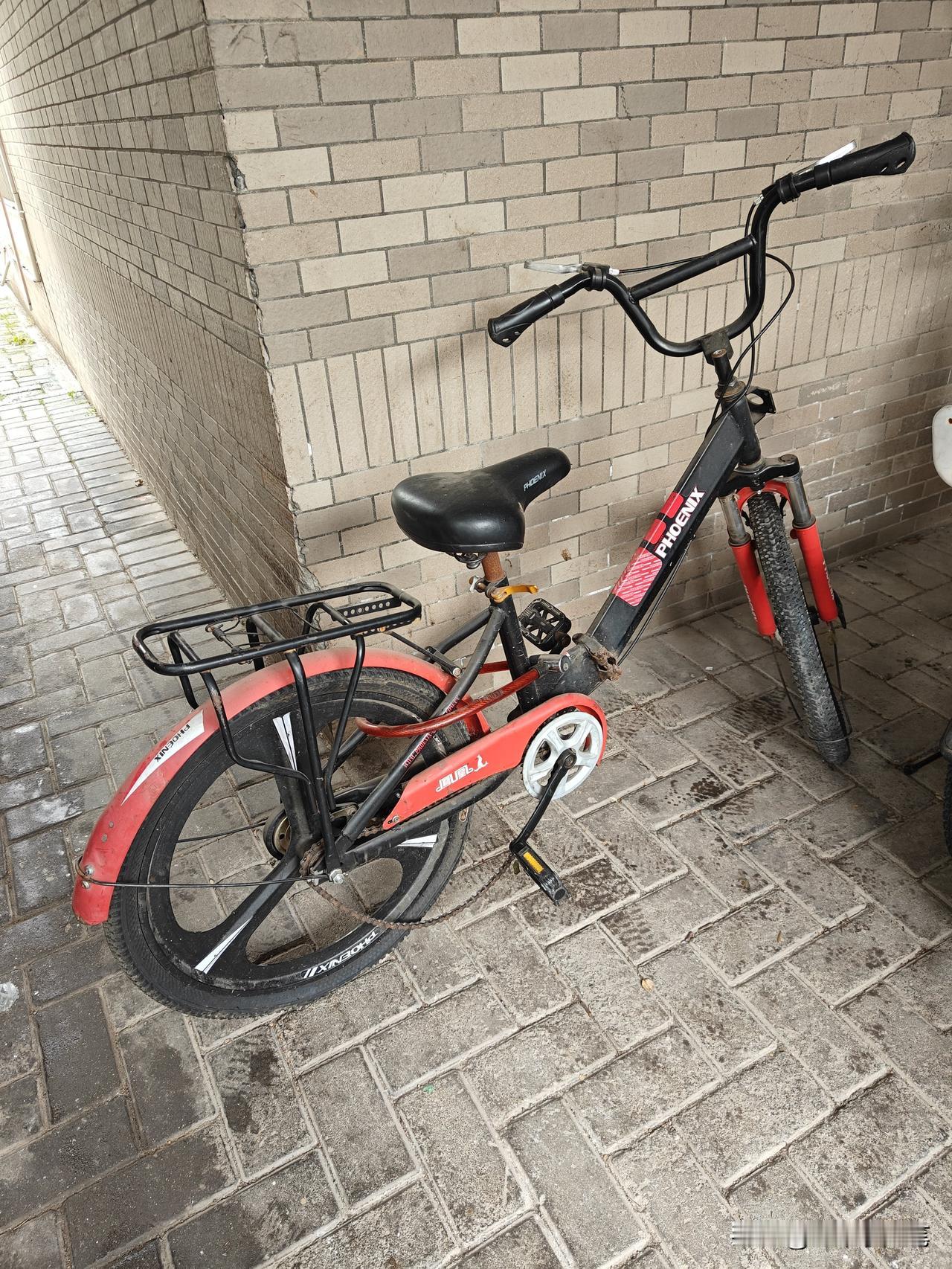 收废品的老师傅喊住我：“车子卖不卖？”我问多少钱。他捏捏轮胎，敲敲车架：“最多3