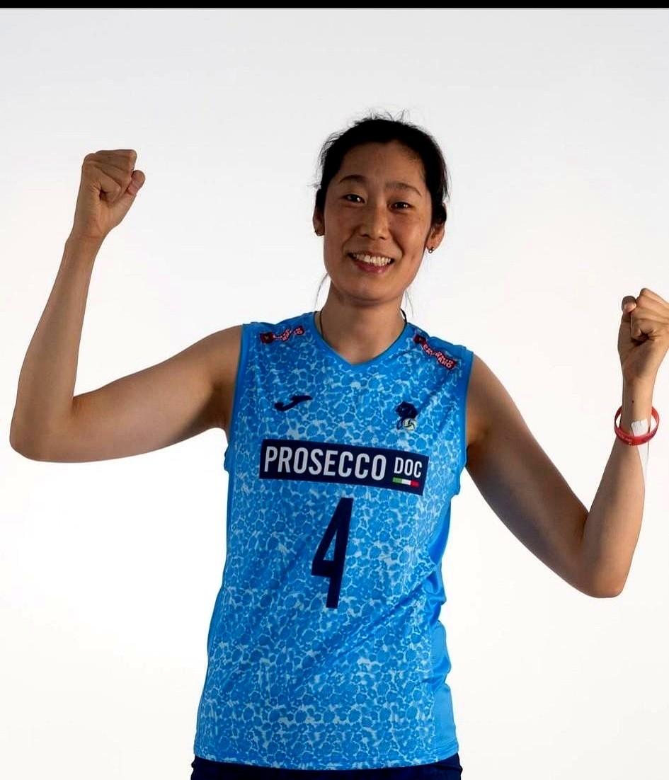 科内这世俱杯战服也太“敷衍”了吧！

现在网上吵翻了——有人说蓝黄白配色像打菜的