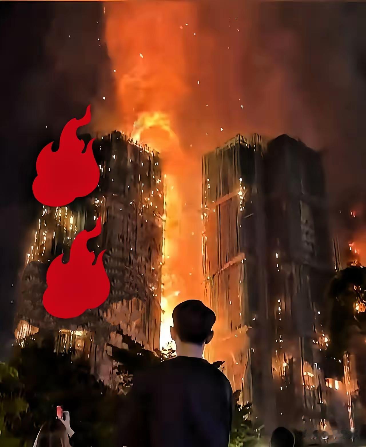 香港火灾拉响警报！买房可别忽略这个雷区，想逃都难！

浓烟像黑幕一样往上冒，消防