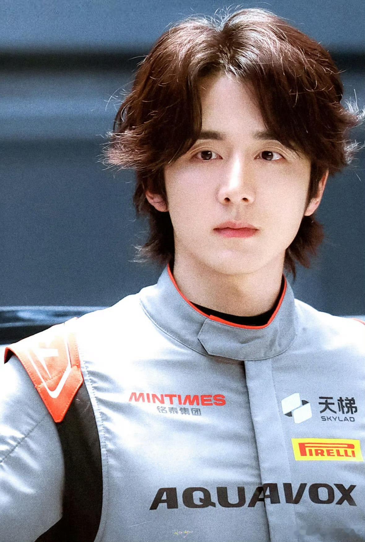 张新成与赛车的奇妙化学反应 张新成这张脸放在赛车题材里，本该是争议点，但他硬是用