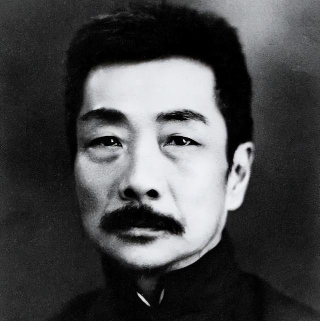 1933年，鲁迅写了很多抨击国民党的文章，老蒋大怒，派沈醉前去暗杀。沈醉在鲁迅门