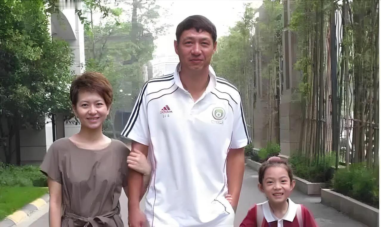 2001年，国足黎兵与妻子离婚，净身出户，转身娶了歌手甘萍。外界传言：甘萍是第三
