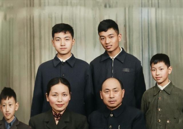 1960年，开国上将李天佑与夫人杜启远、长子李亚西、次子李亚滨、三子 李亚宁 、
