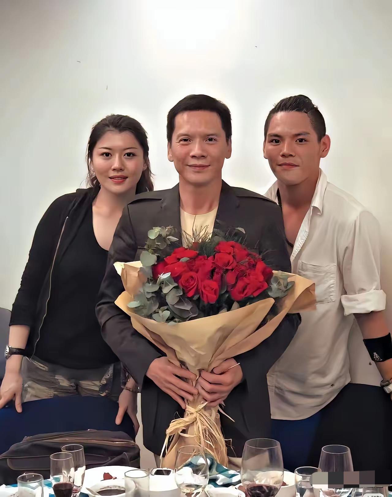 向左和向华强我认识，另一位女士是谁？