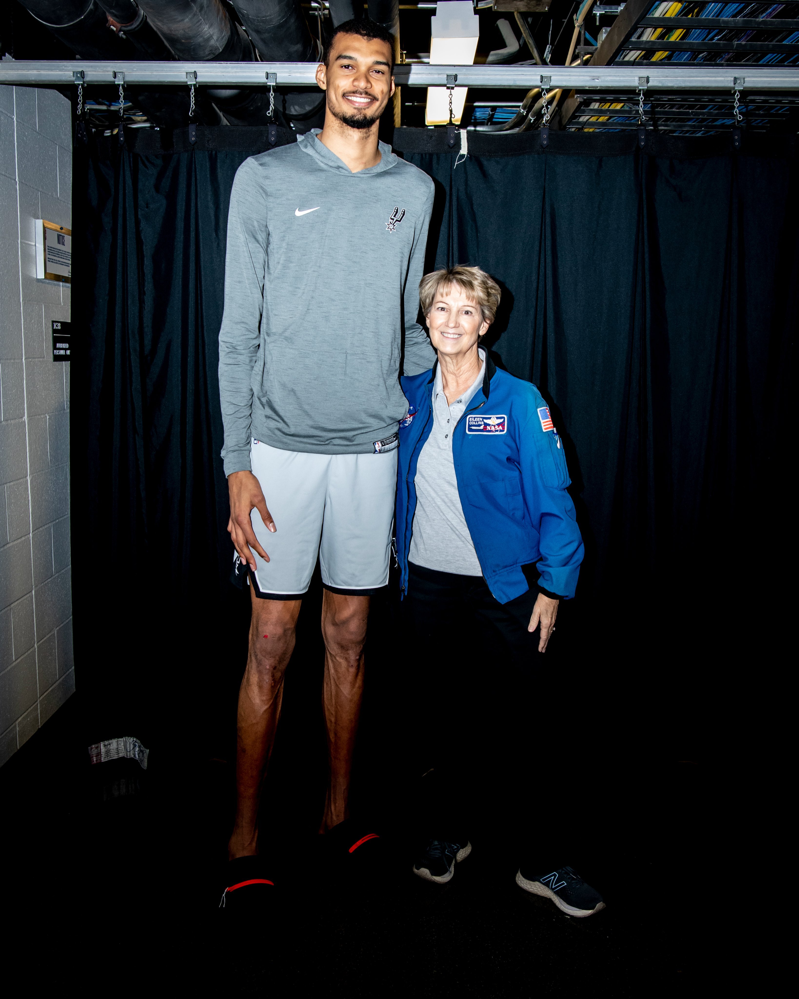 文班亚马见到了首位驾驶并指挥航天飞机的女性宇航员艾琳·柯林斯。她昨天来到比赛现场