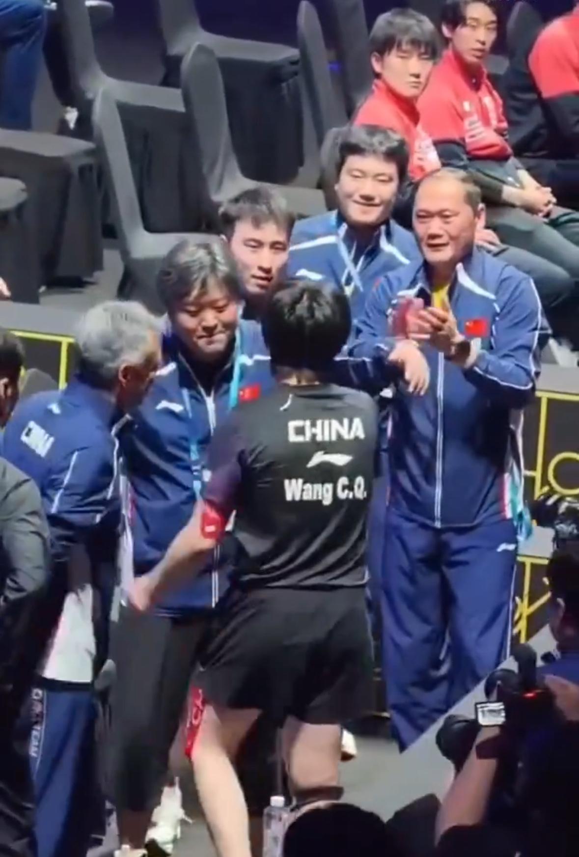 王楚钦夺冠名场面来了！
张本智和看王楚钦夺冠庆祝的一幕，这四张照片是澳门世界杯决