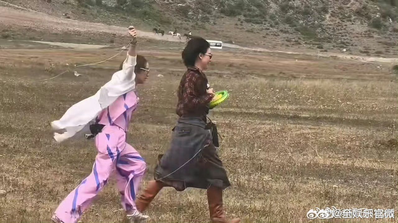 褪去镜头前的拘束，倪妮高叶追着风筝肆意奔跑，简单的快乐最有感染力倪妮高叶一起放风