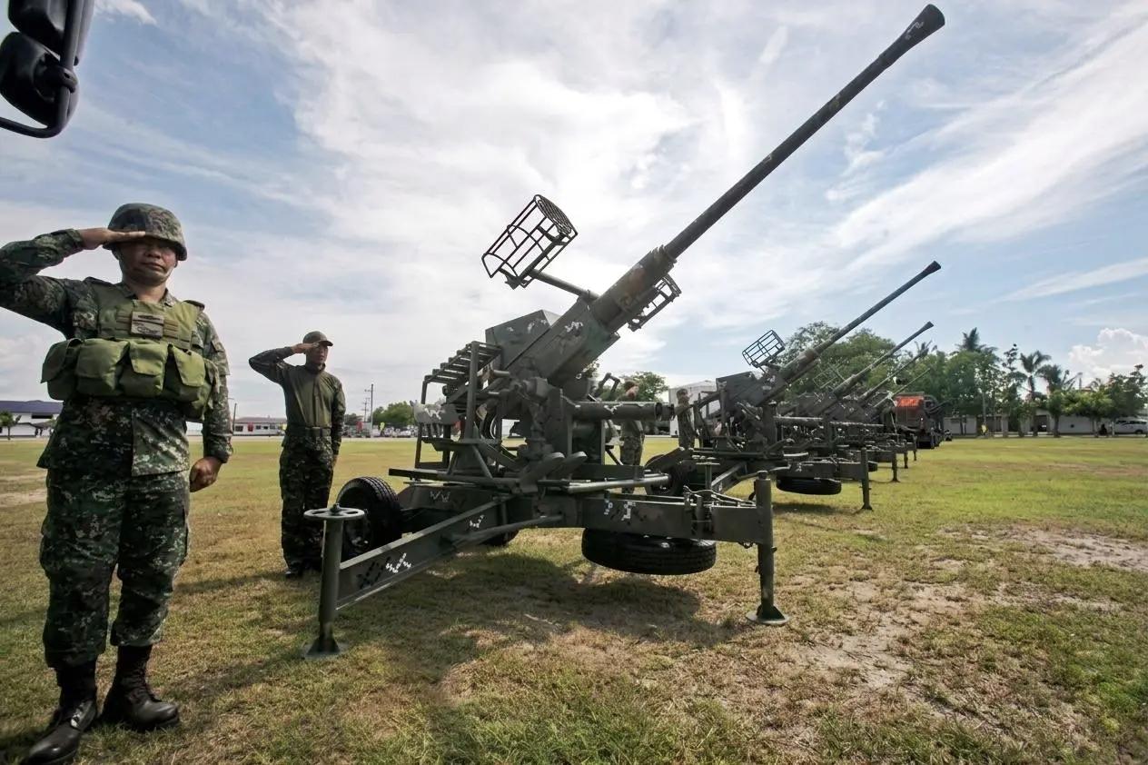 近日，菲律宾官方放出了一组菲律宾海军陆战队装备的40mm“博福斯”高炮照片，这些