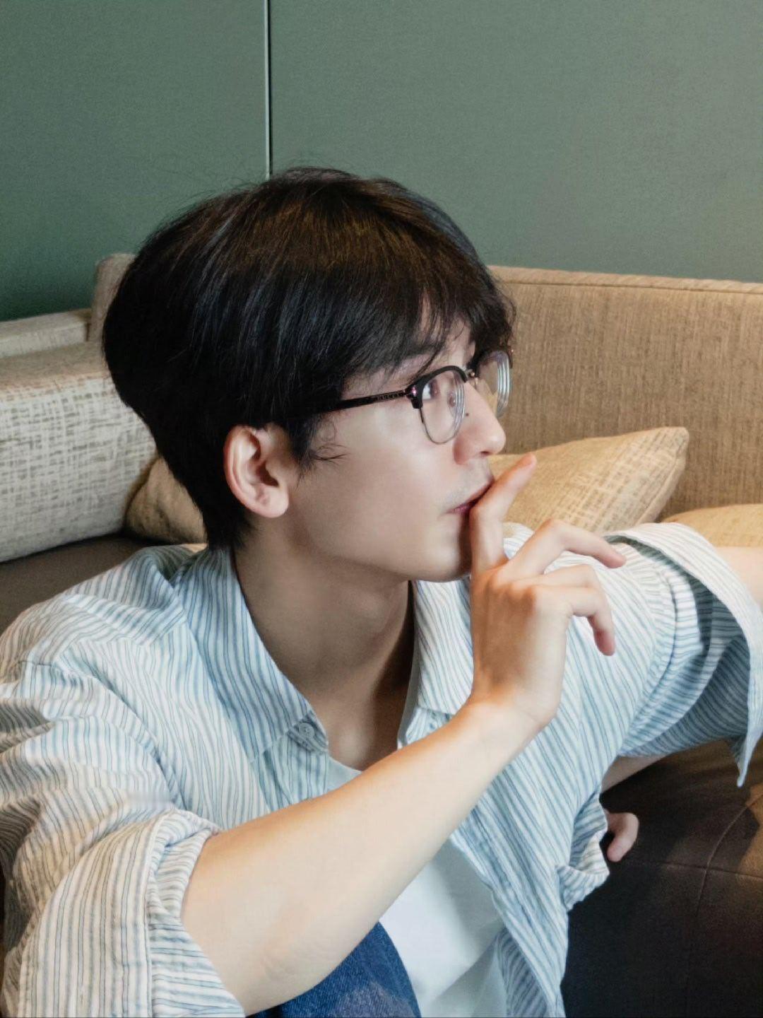 张凌赫素颜捧脸杀张凌赫双手托脸好乖  啊啊啊啊啊啊啊啊张凌赫素颜捧脸杀绝了喂一整