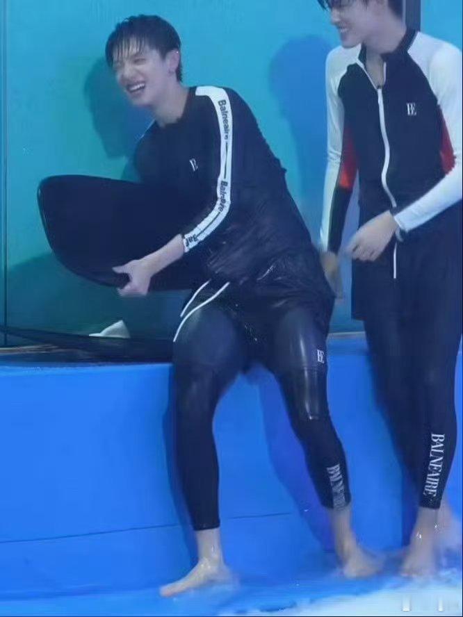 朱志鑫少吃点吧我嘞个豆 