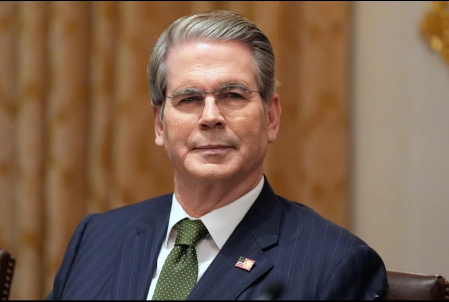 贝森特认为伊朗危如累卵，石油运不出去，没钱给军警发工资。 