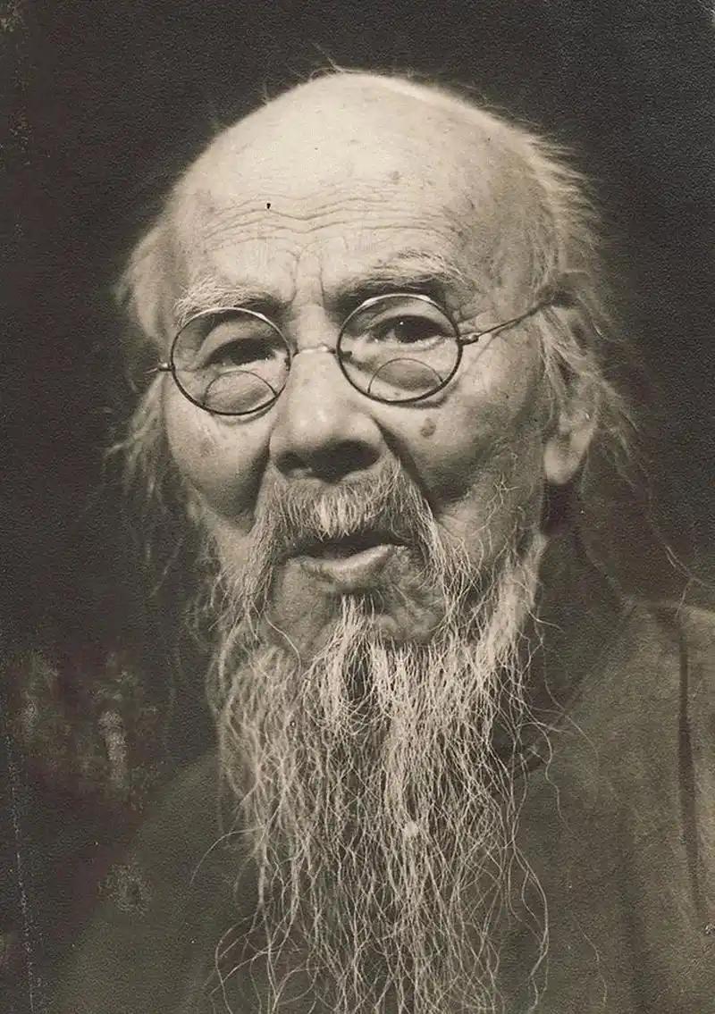 一位保险公司经理说：
“如果你只有一辆20万以内的车子，每年的保险只用买两种……