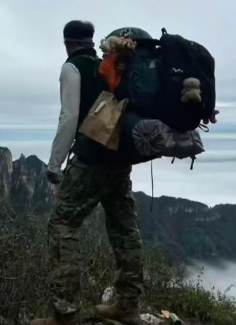 男子徒步南太行坠崖遇难 男子登山坠崖 
这起悲剧里，“网上约的搭子”“未开发区域