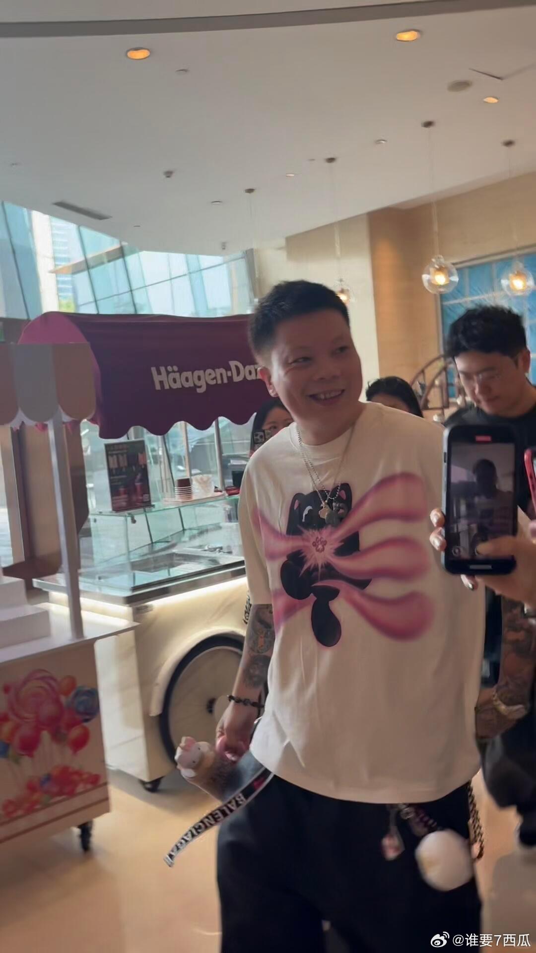 在说唱巅峰没有不癫的义务50个哈人没一个记得自己是来比赛的笑声连连，选手们跟观众