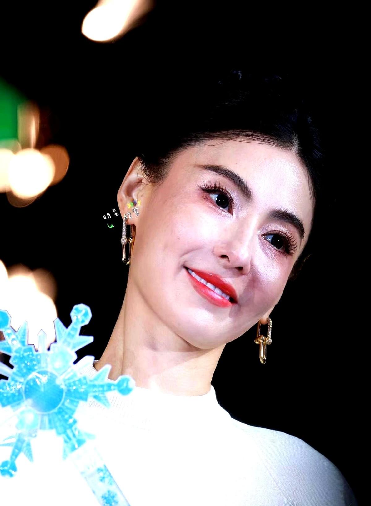 香港那场大火牵动人心时，张柏芝的举动直接让评论区炸锅——她默默捐了100万港币！