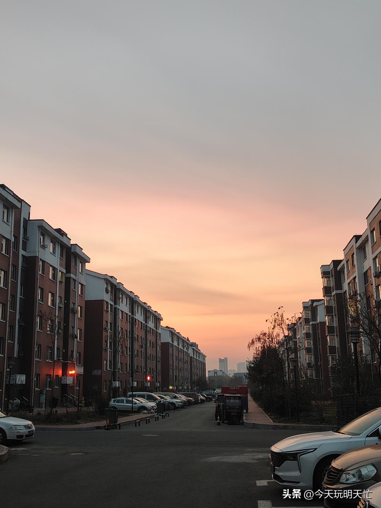 夕阳西下，落日熔金。
霞光漫过天际，给大地披上一层温柔滤镜。
 
日出有盼，日落