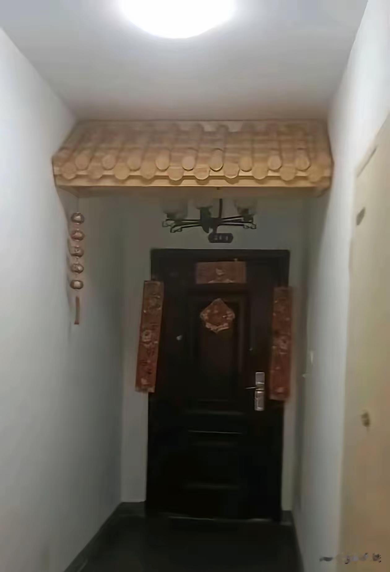 大家觉得这个是不是多此一举，弄这么一个檐是有什么讲究吗？
这是楼房，不伦不类有点