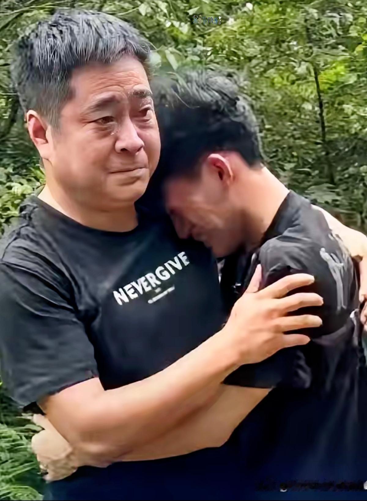 湖南少年坟前一跪看哭无数人：世上没有理所应当的帮忙，只有心甘情愿的成全。
 
 