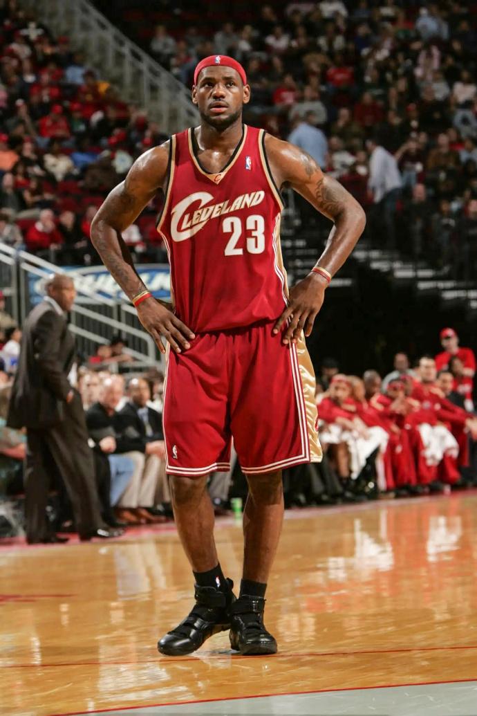 骑士的米切尔太厉害了，这可是布朗尼的上限啊，身高差不多。米切尔在战掘金的比赛中，