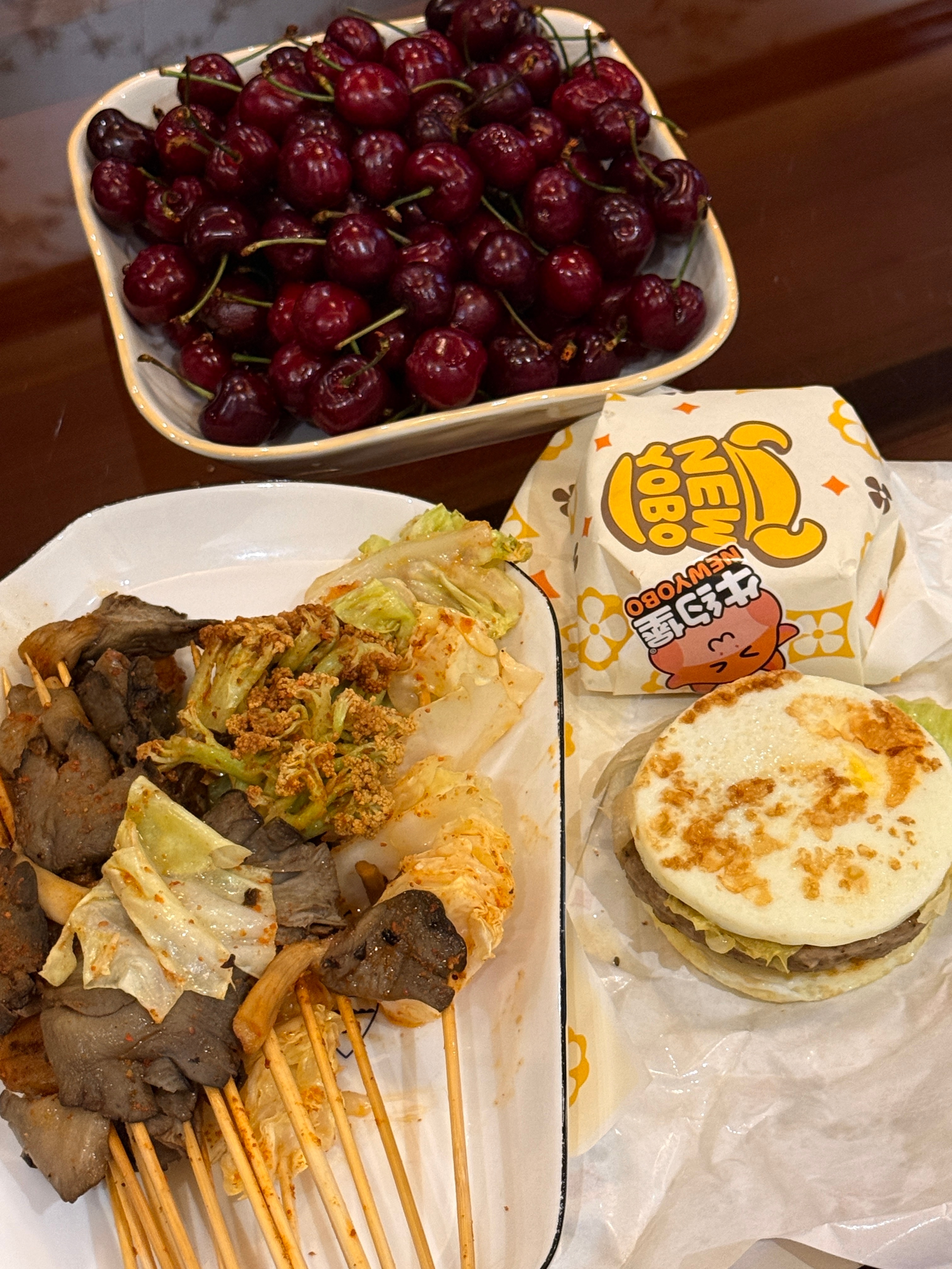 朴素的一餐 晚餐吃俩汉堡还有蔬菜炸串儿，这个汉堡比较特别，没有面，只有鸡蛋和肉。