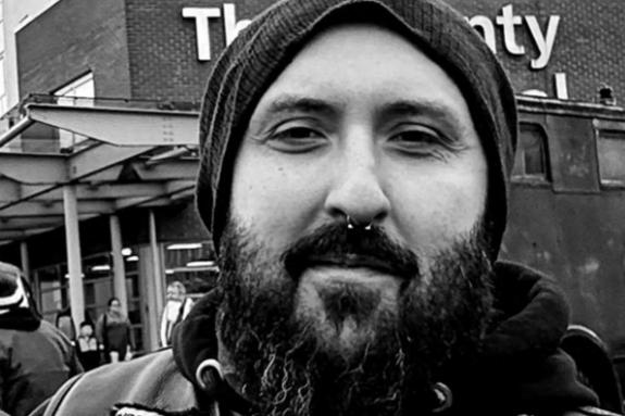 【英男子参加14岁男孩葬礼后遇车祸身亡】英国男子克里斯·贝利在上周五参加14岁男