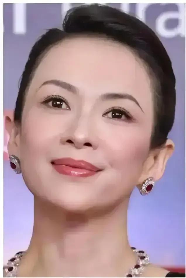 章子怡明明在笑，可为什么满含热泪？
在微博电影之夜，章子怡：“过往不念，当下不杂