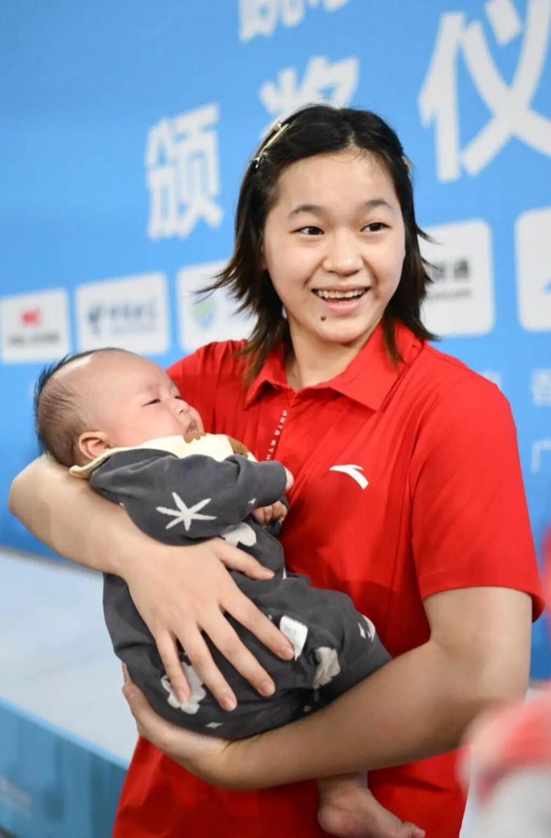 抱着孩子领奖的全红婵，可能是全中国，甚至全世界最松弛的运动员了吧！ 
 
 
麻