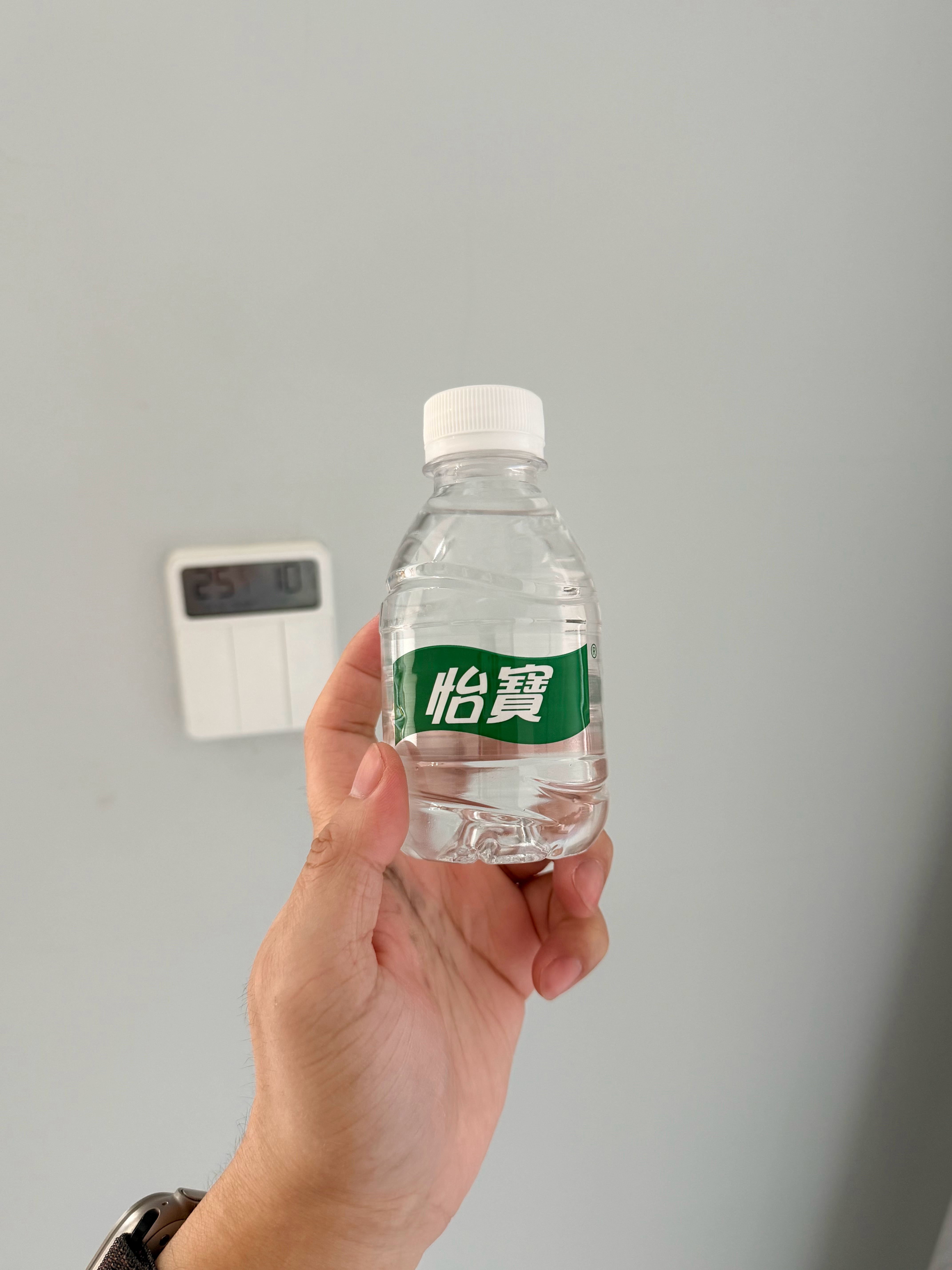 210ml 的怡宝纯净水，小小的一瓶感觉挺可爱的。一口一个，连干3个问题不大。