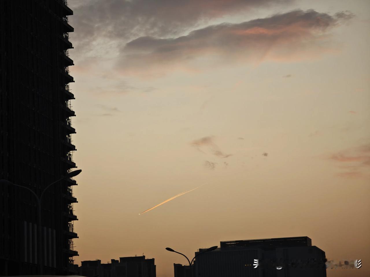 飞机在夕阳下，飞出了不一般的效果。
不知道还以为是啥呢[呲牙][呲牙]
光，有时