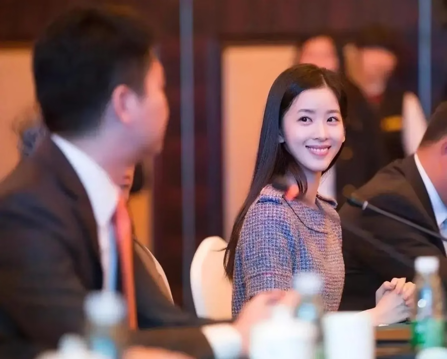 刘强东章泽天渐行渐远，豪门婚姻疑云再起，她却用事业反击质疑！当婚姻沦为一场被无限