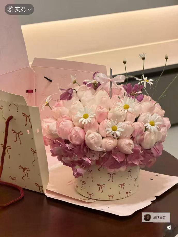 上海人七夕选花难题被AI解决了当鲜花习俗碰撞人工智能，上海七夕玩出新花样。不用耗