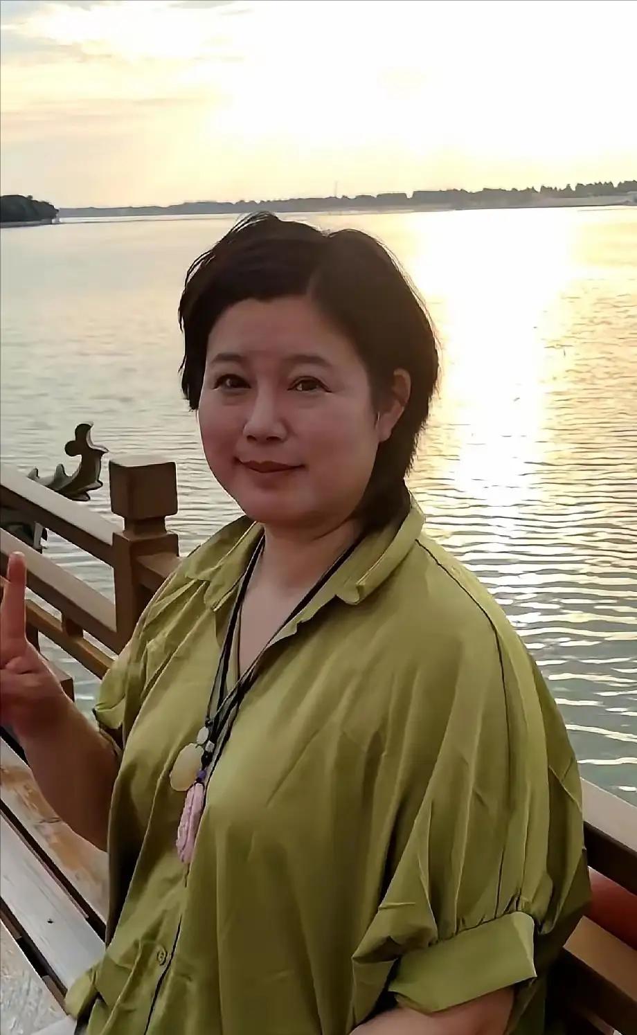 要是没人提醒，打死我也不敢信。眼前这个挤着眼睛、双下巴若隐若现的短发大姐，竟然是