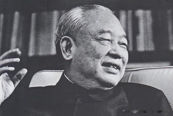 老太太问张国华，你认识我儿子余秋里吗？新中国成立后，张国华见到了余秋里，说起一件