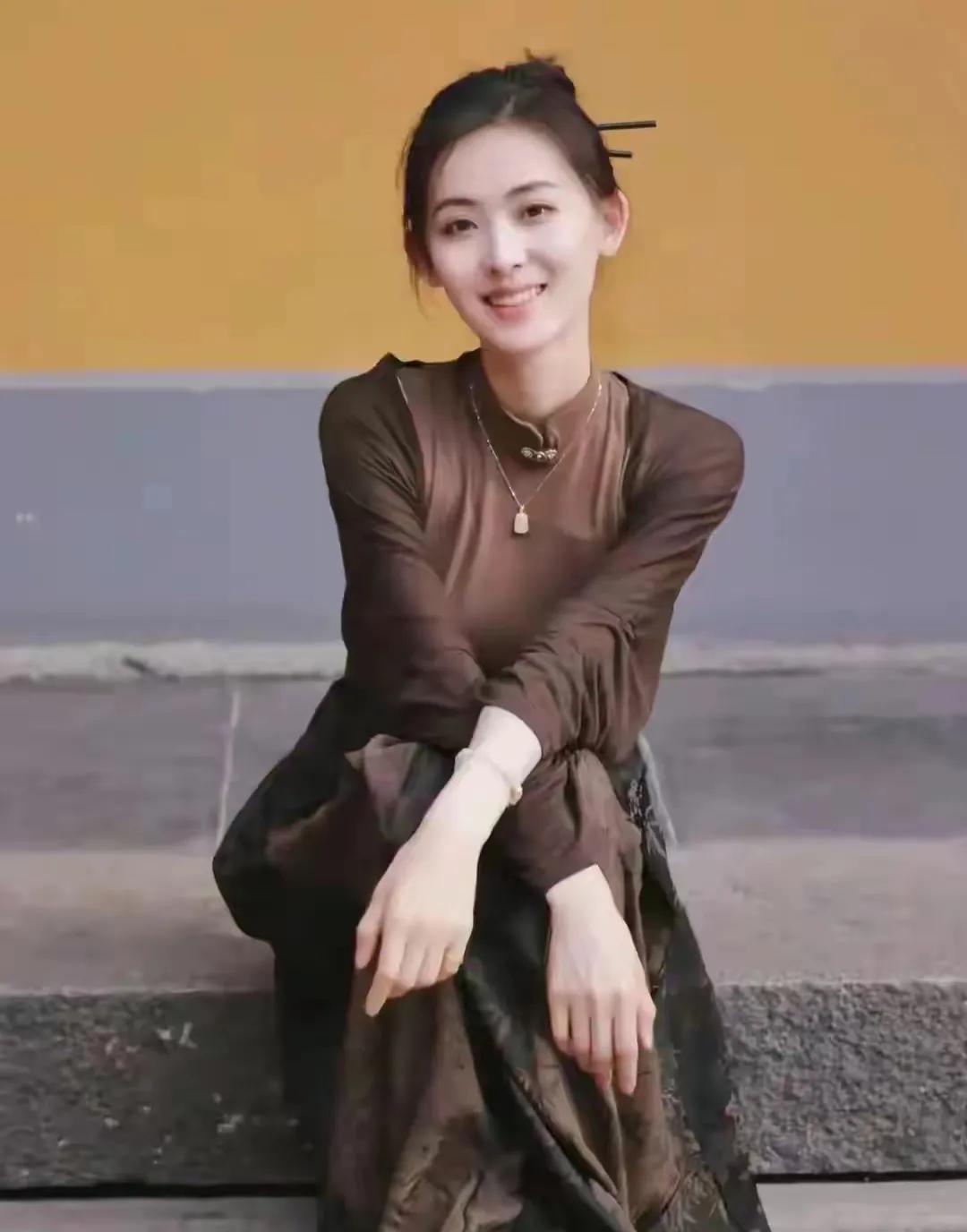 王阿姨的热心介绍，让我与相亲对象有了交集。起初，20万的彩礼让她犹豫，以为是一场
