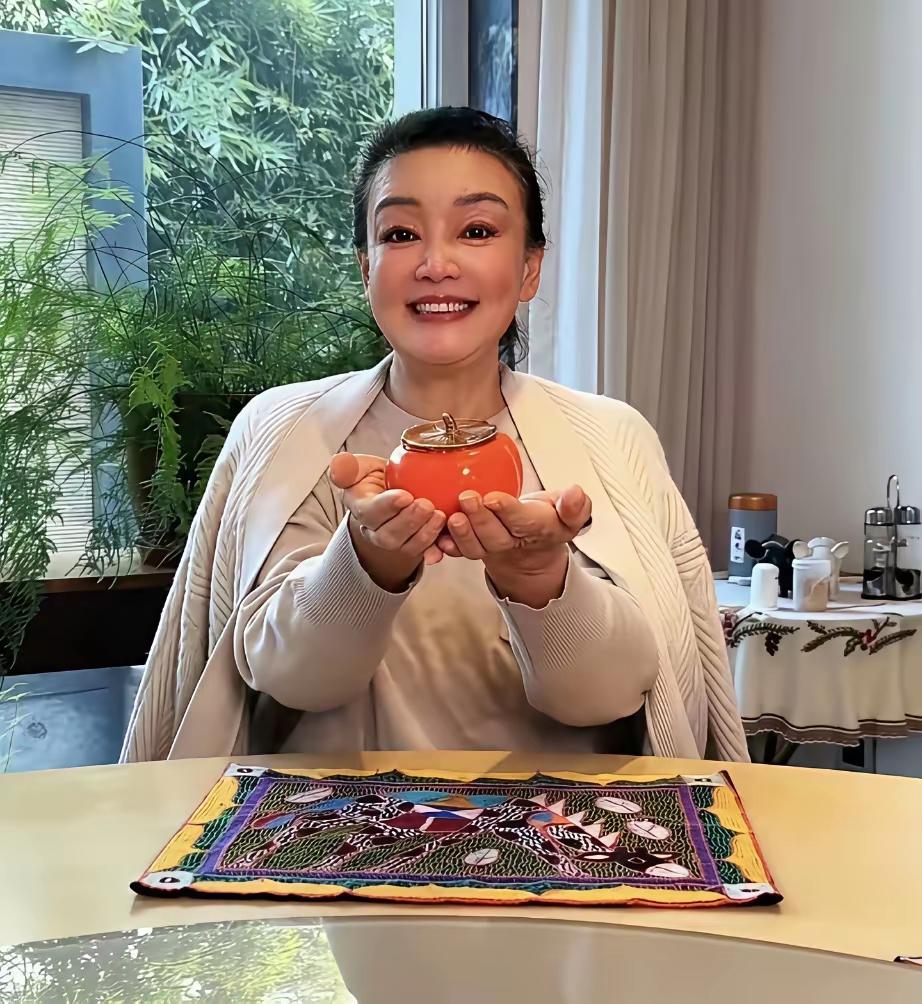 兰姐过年期间独居在北京的别墅里，
日子过得自在惬意。
直播间里，粉丝宝宝们刷屏关