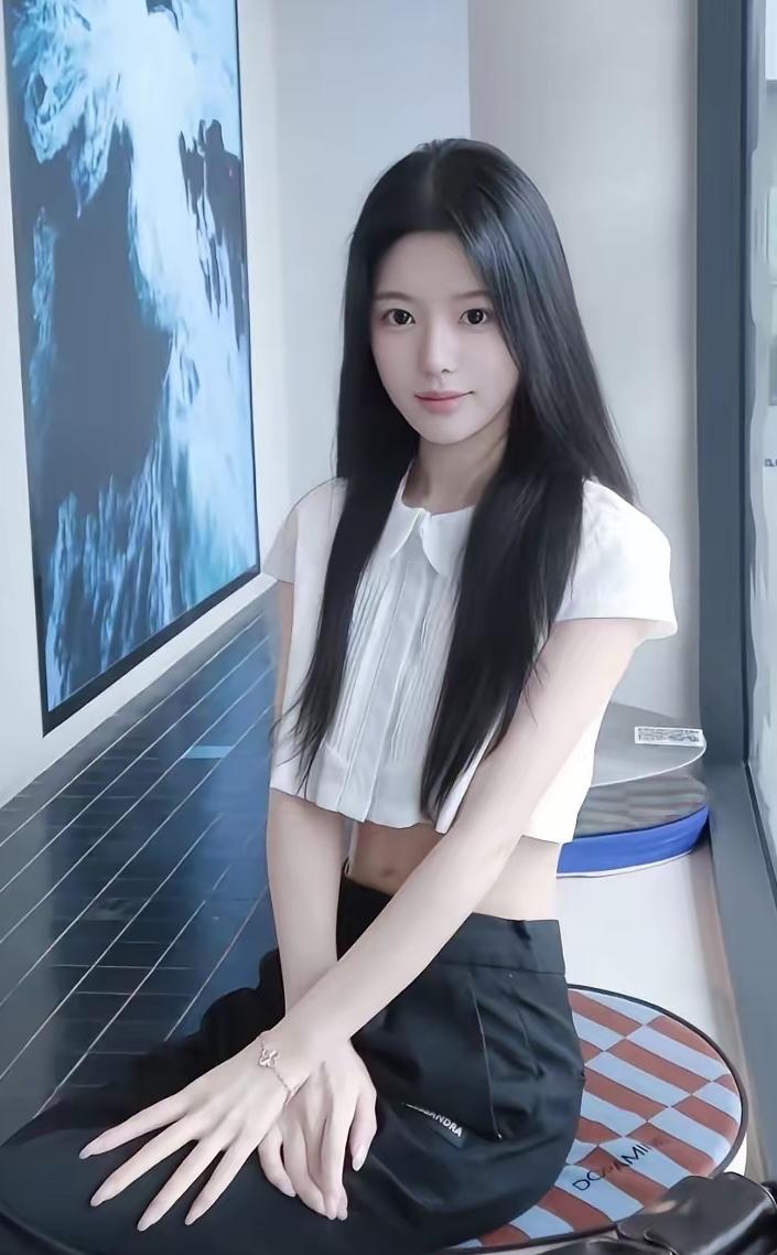 玉手轻抚琴，清风拂面来。