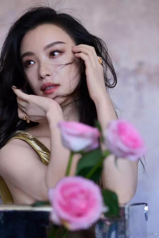 分享娱乐[超话]分享娱乐 倪妮穿金色深V长裙美艳魅惑 锁骨诱人曲线曼妙 ​​​