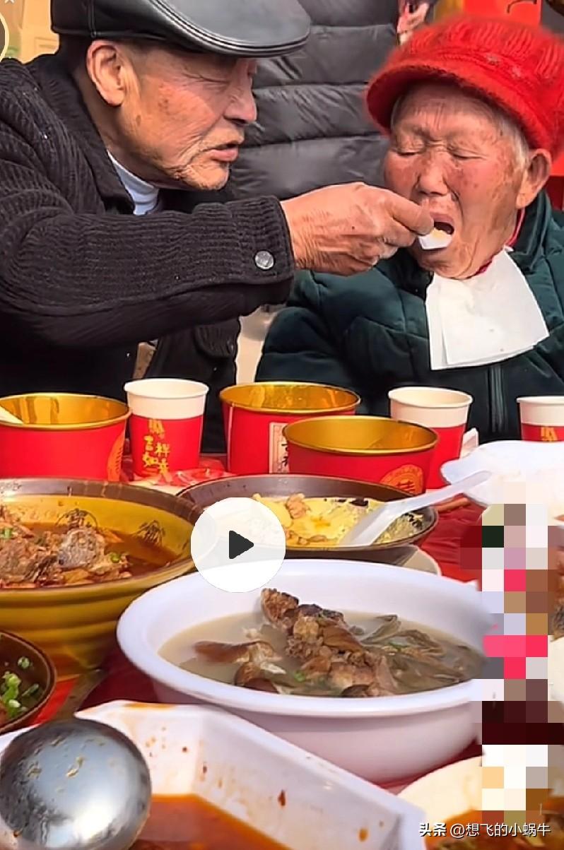 这爷爷奶奶诠释了什么才是真正的老伴啊！这爷爷肯定是个特别善良的人，只有心底善良的