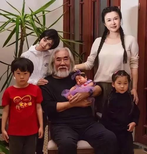 张纪中女儿意外被保姆烫伤！紧急送医，父亲愤怒回应导演张纪中家中突发意外，其幼女被