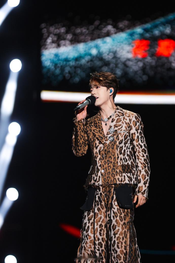 #鹭卓临沂舞台碎片来了##鹭卓豹纹真空西装套装# 鹭卓在临沂舞台上的表演令人陶醉