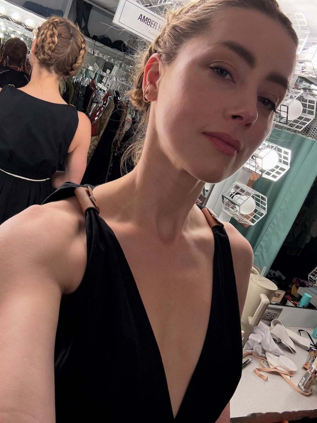 amber heard艾梅伯希尔德在晒出美照，提醒在这周末谢幕之前赶紧抓紧时间观