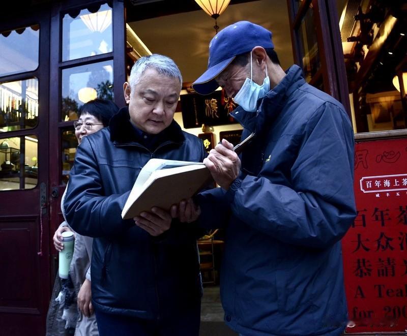 最近欧阳奋强回应“吃了一辈子贾宝玉红利”这事可太有看头了。有人质疑他靠着贾宝玉吃