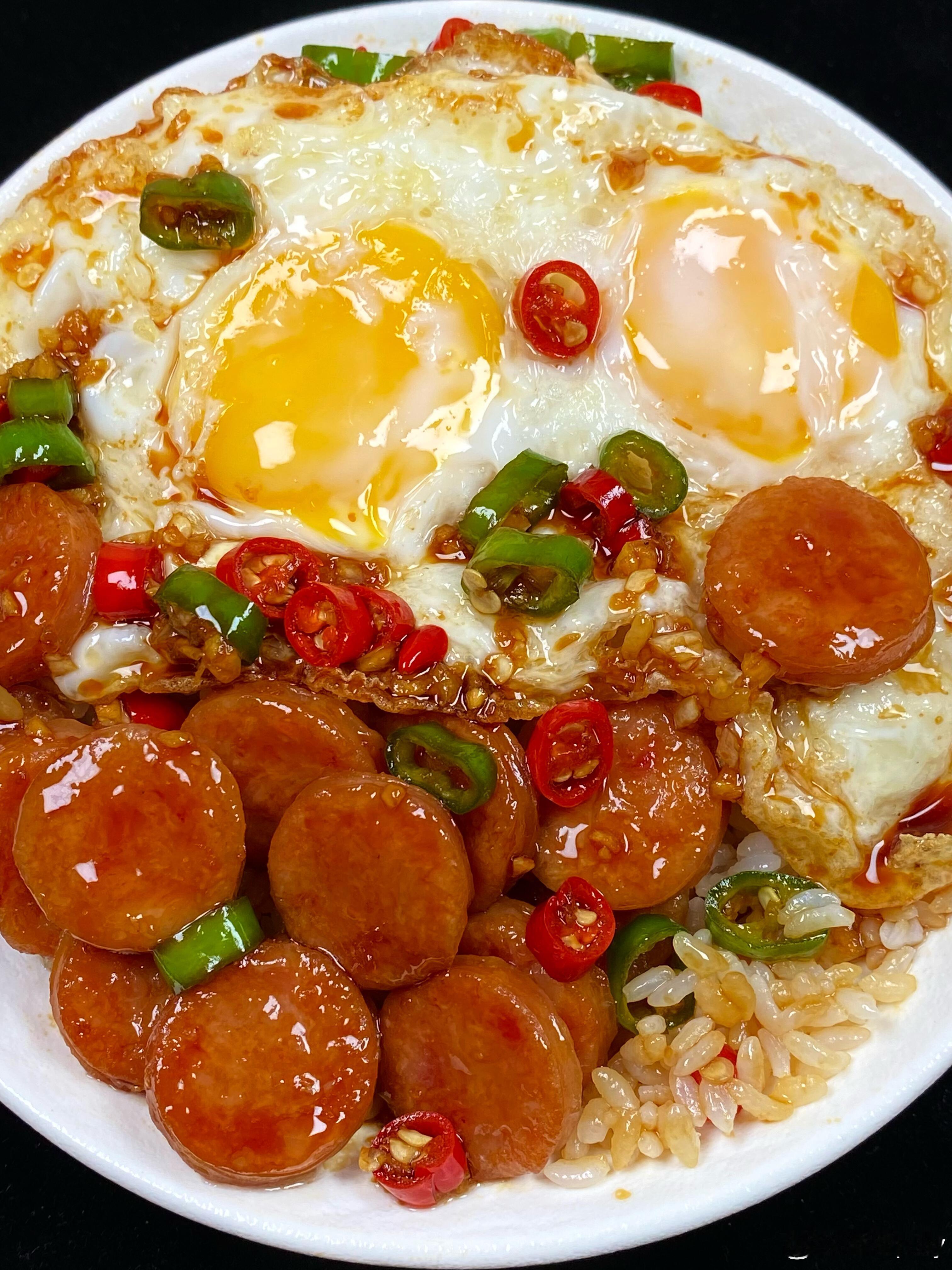 宝子们，烤肠溏心蛋拌饭简直是神仙美食🥳！🍚一碗热气腾腾的米饭打底，🥚打上一